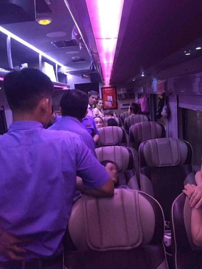 Xôn xao hình ảnh người phụ nữ giả ngất không cho người khác ngồi cạnh trên tàu, ngang nhiên chiếm 2 ghế khiến dân mạng tranh cãi-3