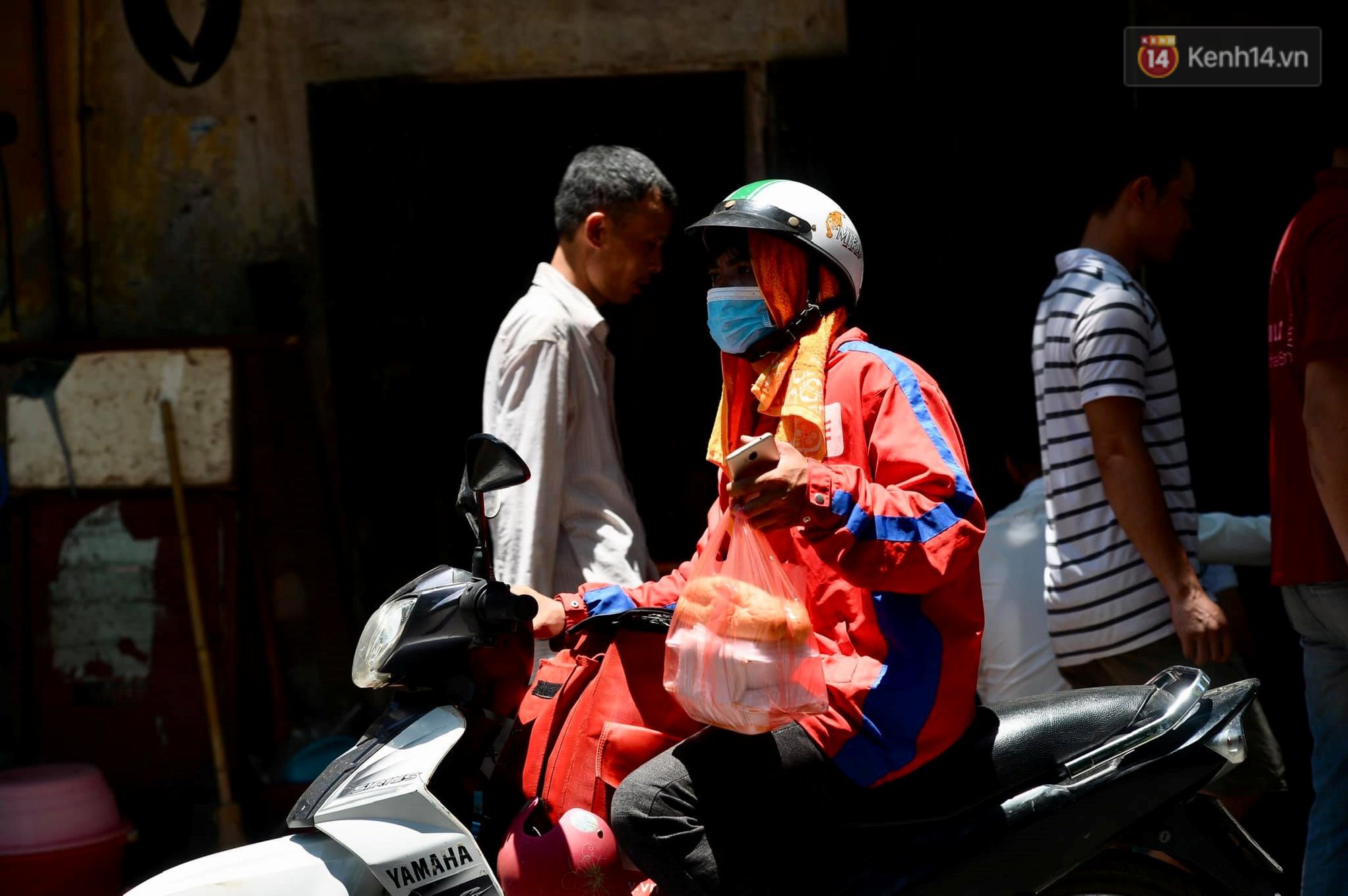 Người dân Thủ đô vật vã chống chọi với nắng nóng kinh hoàng trên 40 độ C, khăn mặt ướt trùm đầu trở thành vật cứu cánh-7