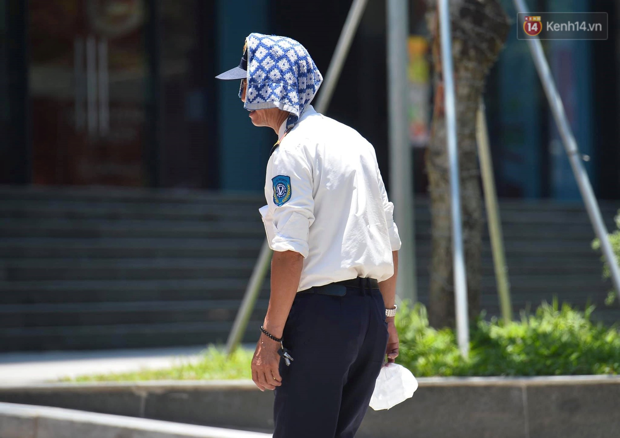 Người dân Thủ đô vật vã chống chọi với nắng nóng kinh hoàng trên 40 độ C, khăn mặt ướt trùm đầu trở thành vật cứu cánh-6