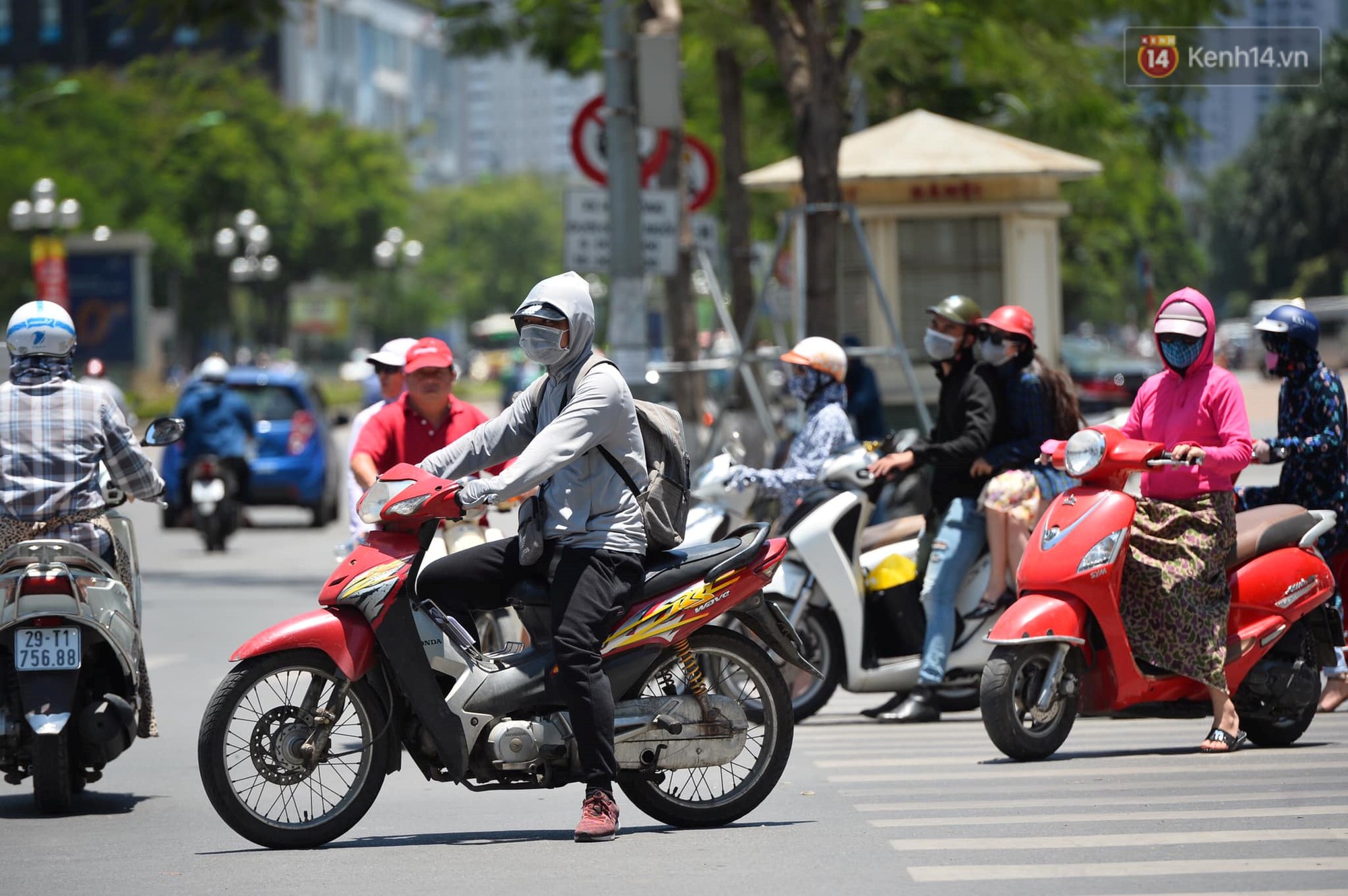 Người dân Thủ đô vật vã chống chọi với nắng nóng kinh hoàng trên 40 độ C, khăn mặt ướt trùm đầu trở thành vật cứu cánh-3