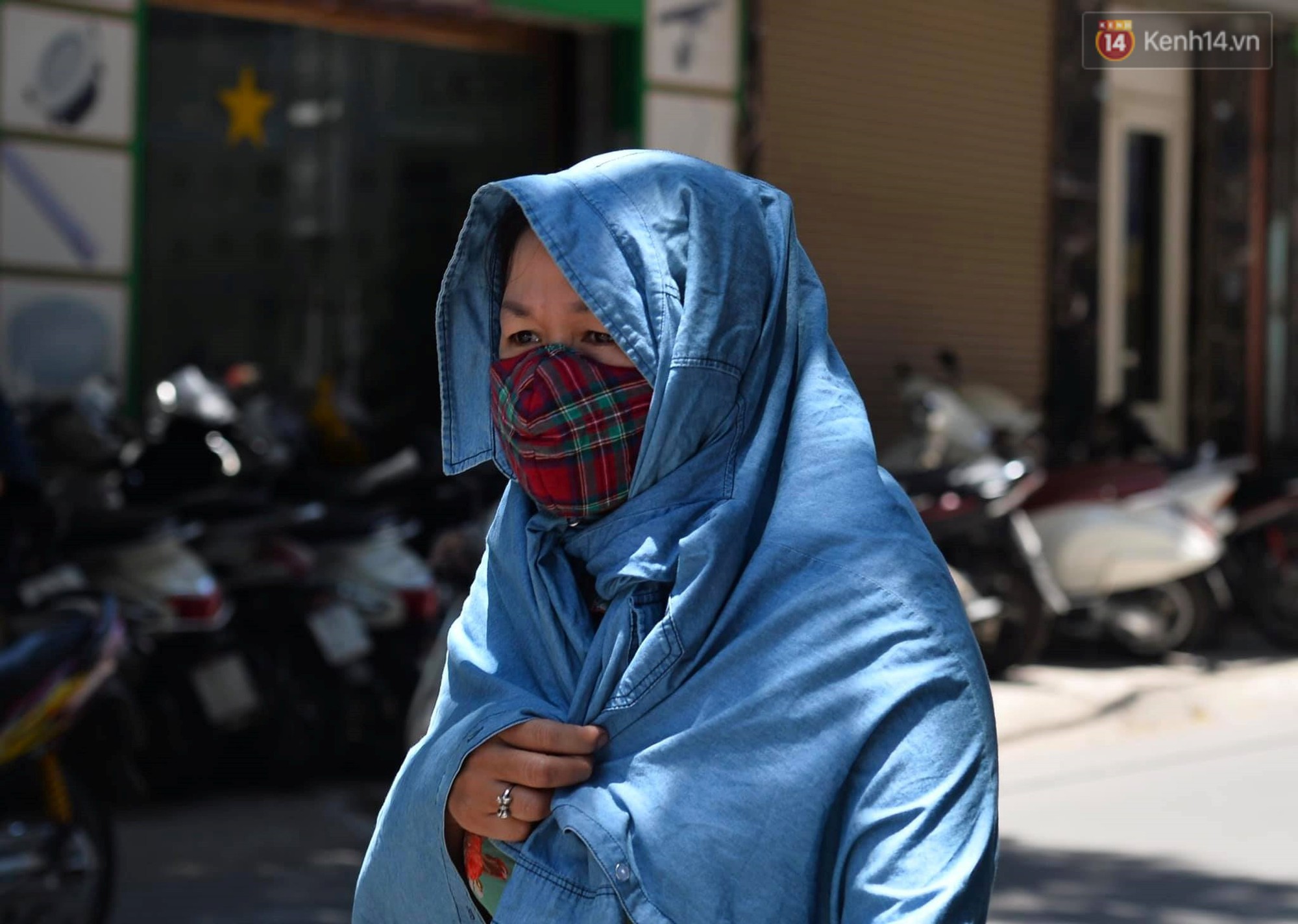 Người dân Thủ đô vật vã chống chọi với nắng nóng kinh hoàng trên 40 độ C, khăn mặt ướt trùm đầu trở thành vật cứu cánh-14