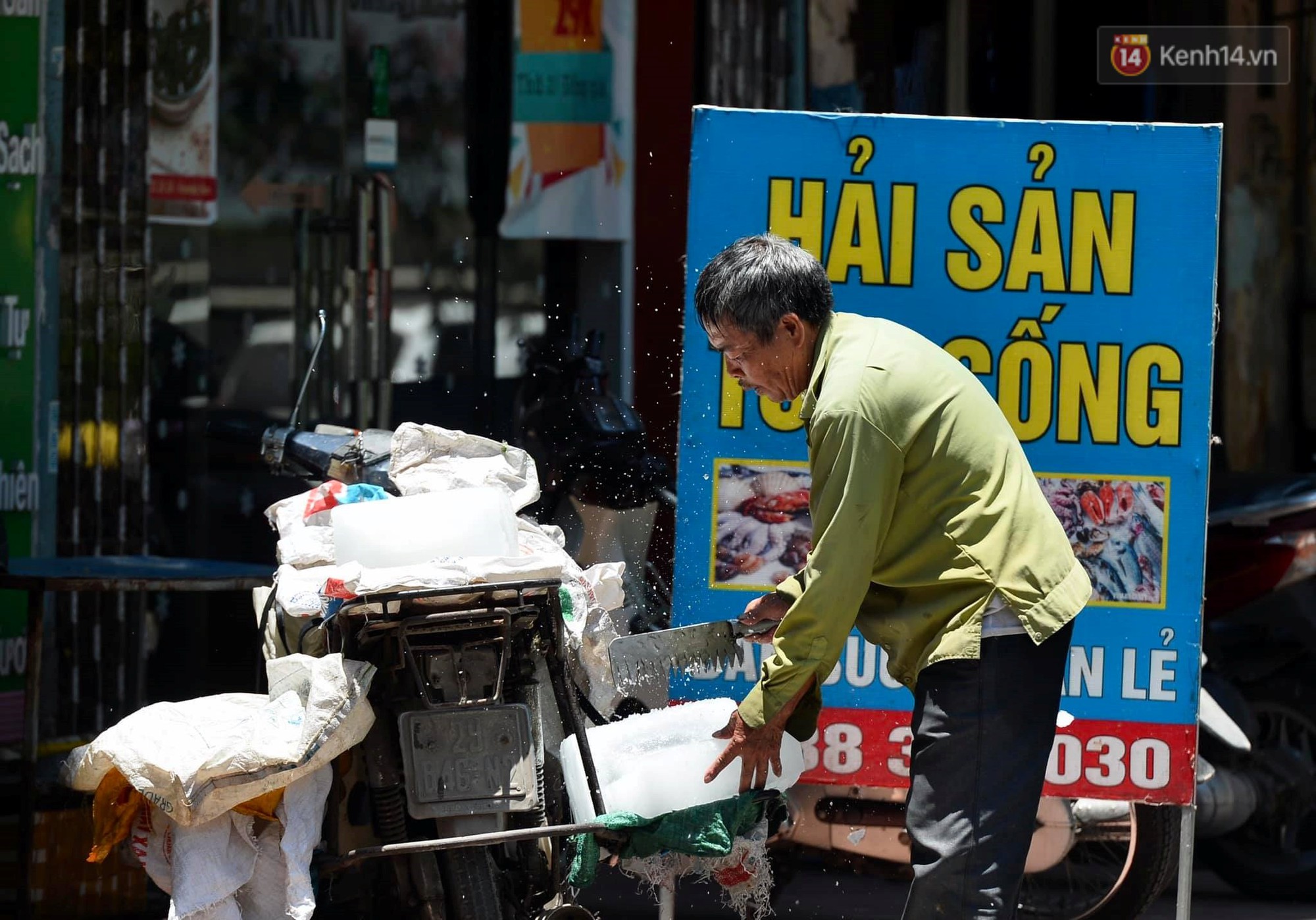 Người dân Thủ đô vật vã chống chọi với nắng nóng kinh hoàng trên 40 độ C, khăn mặt ướt trùm đầu trở thành vật cứu cánh-5