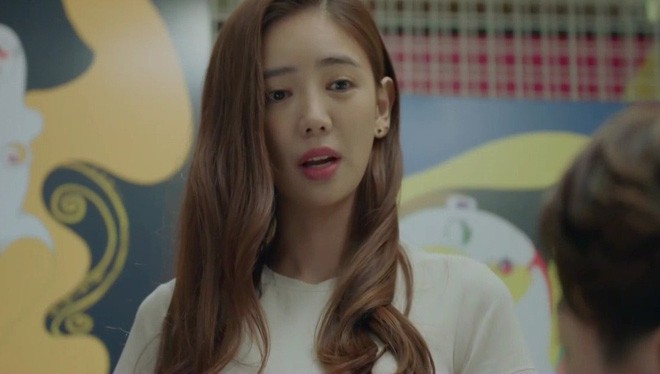 Em chồng suốt ngày xui anh trai đánh vợ, đến khi chính mình bị ăn đòn, chị dâu hỏi một câu khiến cô ta xấu hổ-1