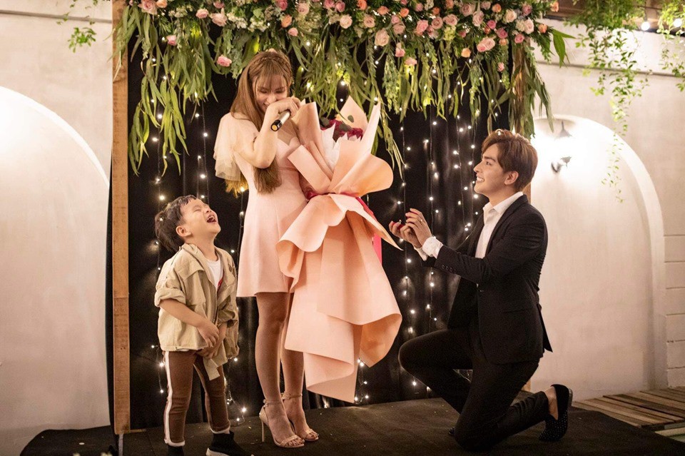 Xôn xao thông tin Thu Thủy cưới chạy bầu vì lộ thiệp cưới chỉ 3 ngày sau khi được tình trẻ cầu hôn?-5