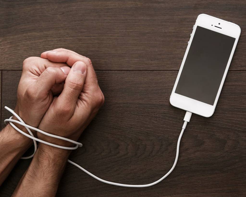 9 tác hại nguy hiểm khó lường khi trẻ nghiện điện thoại thông minh-3