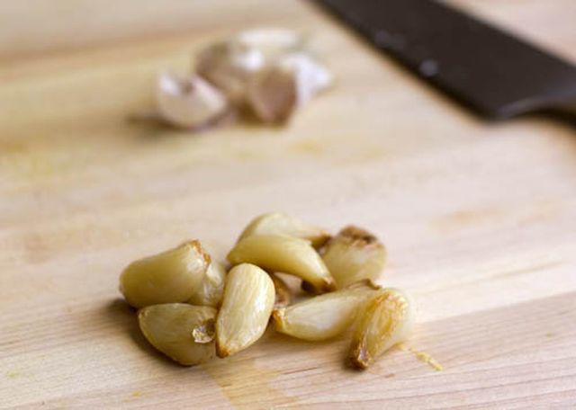 Nướng 1 tép tỏi rồi ăn, bạn sẽ nhận thấy sự thay đổi kì diệu của cơ thể chỉ sau 24 giờ-3