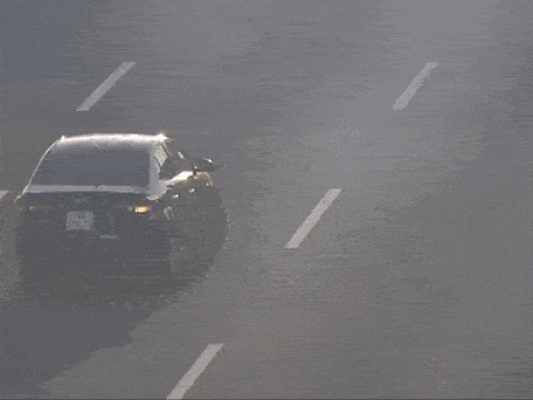 Xe bồn phanh 'cháy bánh' để né xế hộp lùi trên cao tốc