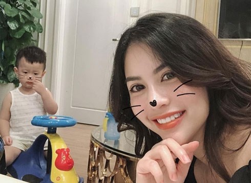 Sụt cân thảm hại hậu ly hôn nhưng vợ cũ Việt Anh vẫn nỗ lực kiếm tiền vì con