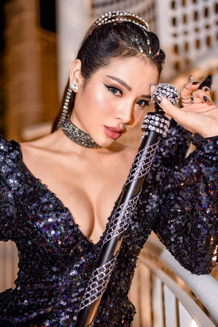 Phương Trinh Jolie lả lơi khoe ngực đầy, thách thức mọi giới hạn sexy-5