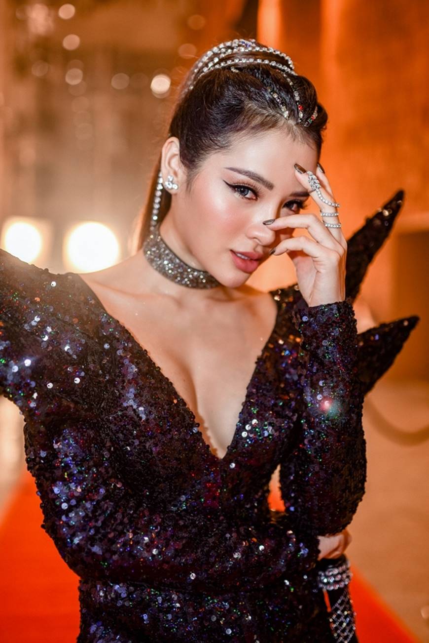 Phương Trinh Jolie lả lơi khoe ngực đầy, thách thức mọi giới hạn sexy-7