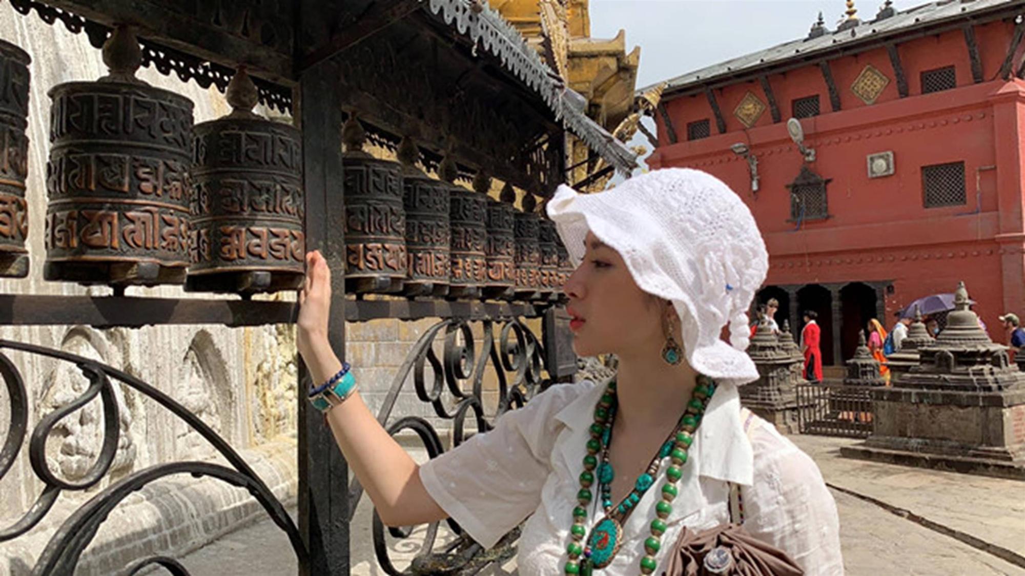 Angela Phương Trinh rời xa showbiz, tham gia khóa tu-1