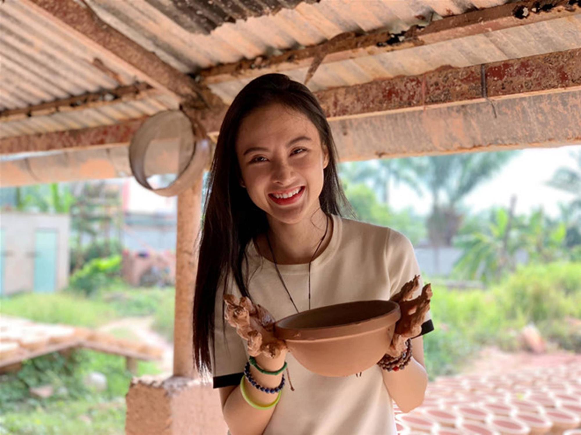 Angela Phương Trinh rời xa showbiz, tham gia khóa tu-10