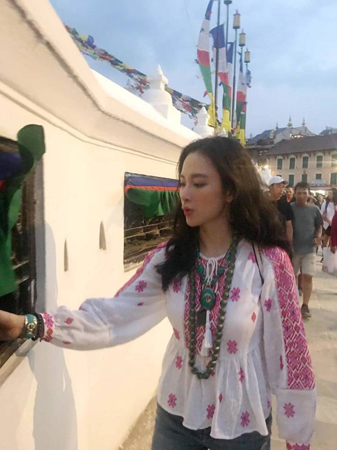 Angela Phương Trinh rời xa showbiz, tham gia khóa tu-4