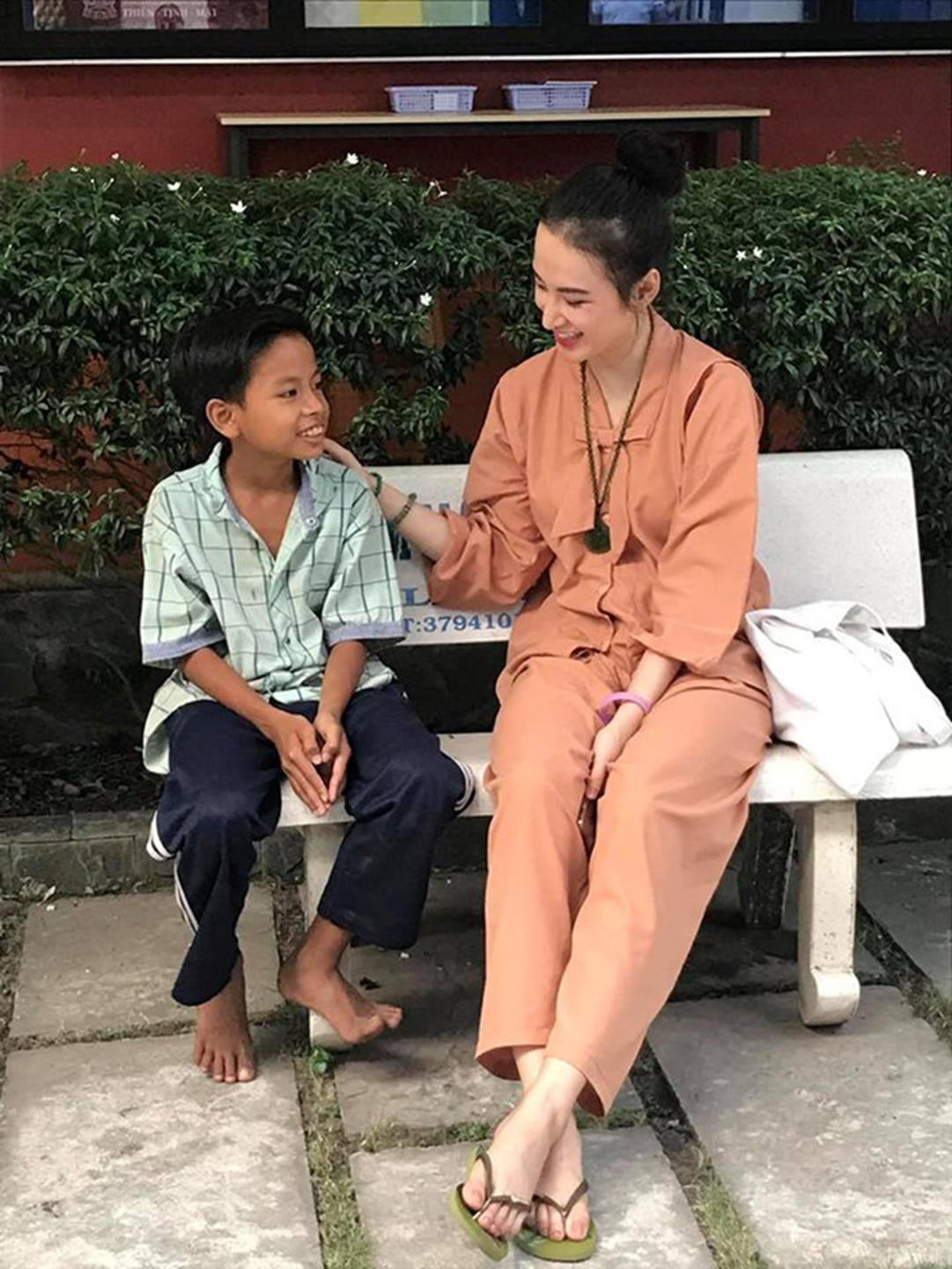 Angela Phương Trinh rời xa showbiz, tham gia khóa tu-8