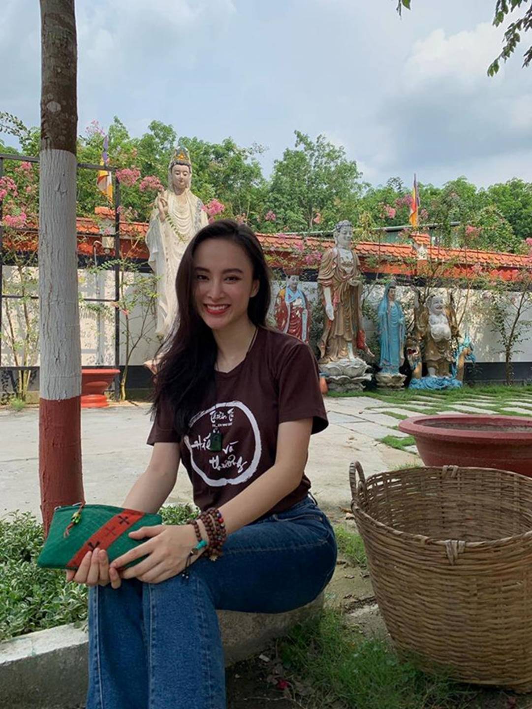 Angela Phương Trinh rời xa showbiz, tham gia khóa tu-9