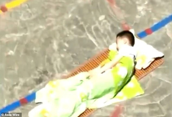 Hai đứa trẻ bị cô giáo bắt mang chăn gối ra nằm giữa trời nắng nóng như lửa đốt, nguyên nhân khiến cộng đồng mạng phẫn nộ-2