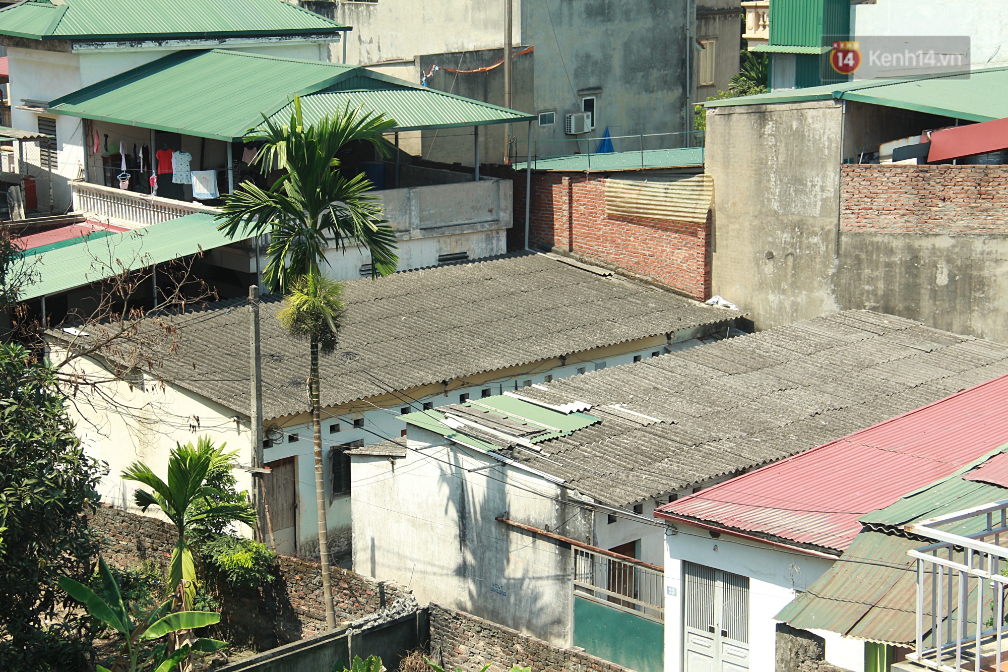 Dân xóm nghèo oằn mình trong những căn phòng trọ lợp mái tôn gần 50 độ C giữa lòng Hà Nội: Cái nóng hầm hập như muốn luộc chín người-1