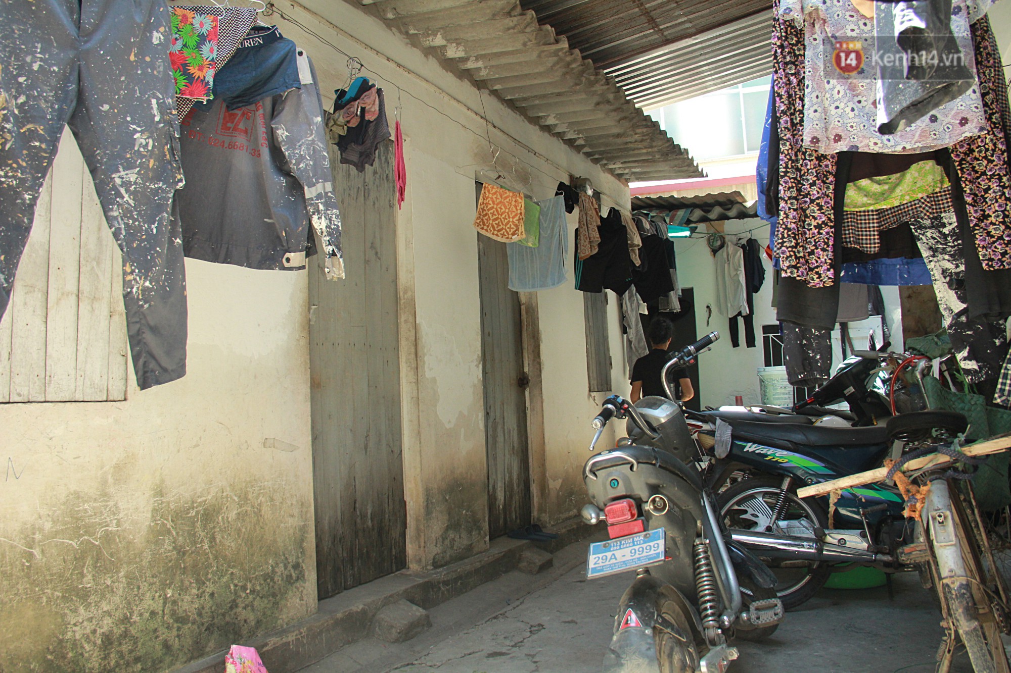 Dân xóm nghèo oằn mình trong những căn phòng trọ lợp mái tôn gần 50 độ C giữa lòng Hà Nội: Cái nóng hầm hập như muốn luộc chín người-2