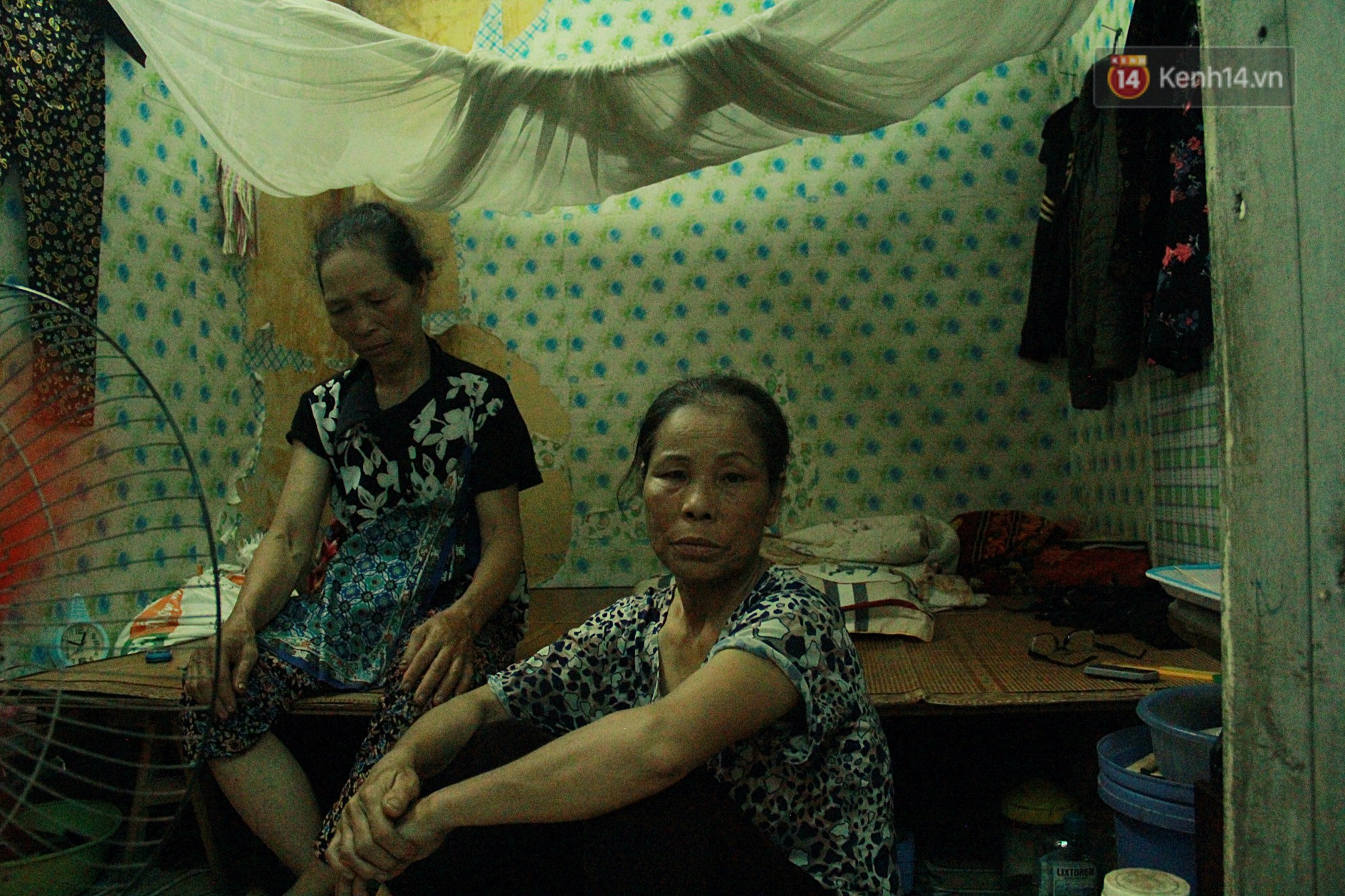 Dân xóm nghèo oằn mình trong những căn phòng trọ lợp mái tôn gần 50 độ C giữa lòng Hà Nội: Cái nóng hầm hập như muốn luộc chín người-3