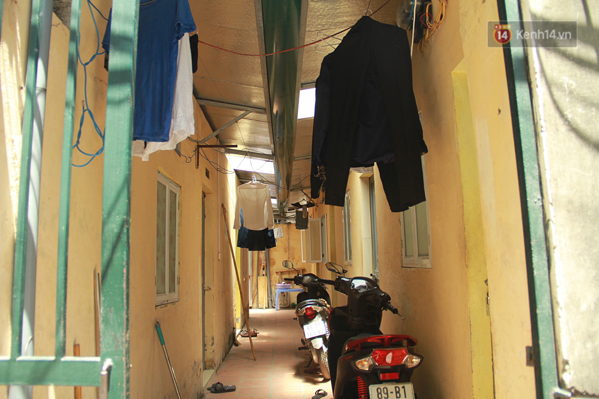 Dân xóm nghèo oằn mình trong những căn phòng trọ lợp mái tôn gần 50 độ C giữa lòng Hà Nội: Cái nóng hầm hập như muốn luộc chín người-7
