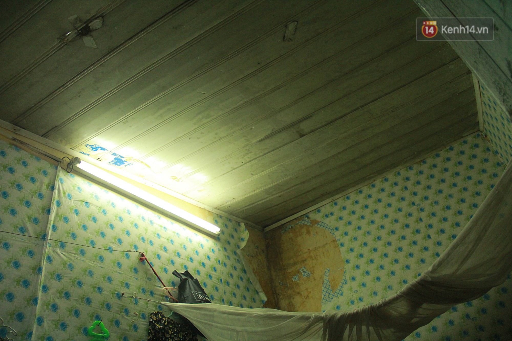 Dân xóm nghèo oằn mình trong những căn phòng trọ lợp mái tôn gần 50 độ C giữa lòng Hà Nội: Cái nóng hầm hập như muốn luộc chín người-11
