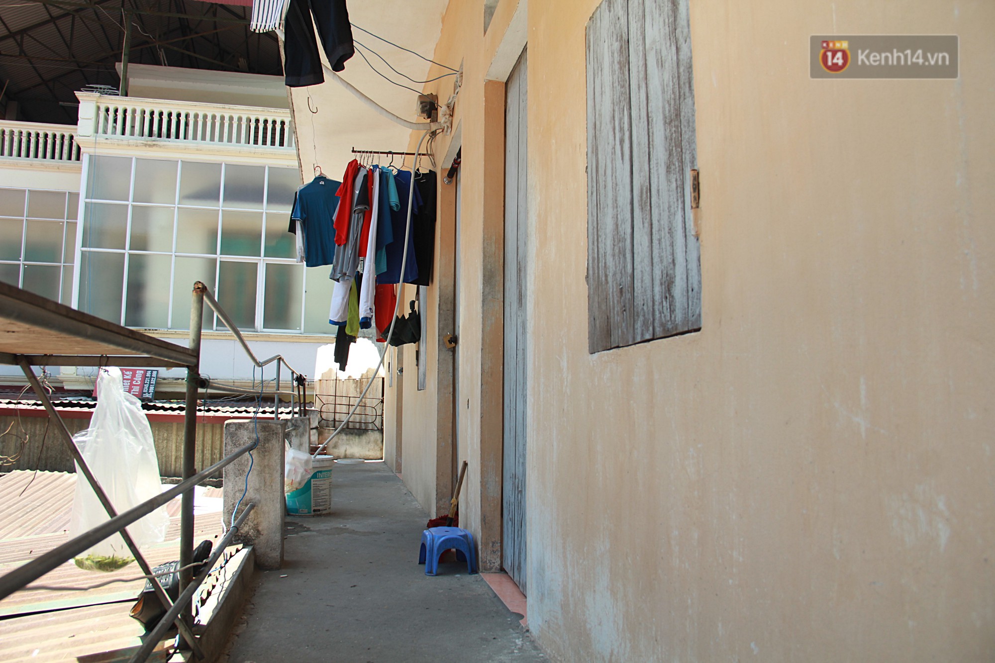 Dân xóm nghèo oằn mình trong những căn phòng trọ lợp mái tôn gần 50 độ C giữa lòng Hà Nội: Cái nóng hầm hập như muốn luộc chín người-8