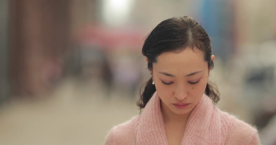 Tưởng con gái bị viêm dạ dày nên hay nôn ói, tôi điêu đứng khi vô tình thấy tờ giấy khám bệnh trong túi xách con rơi ra-1