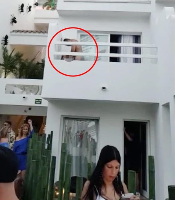 Giật mình cặp đôi ngang nhiên ân ái ngoài ban công, người ăn tiệc bên dưới choáng nặng-1