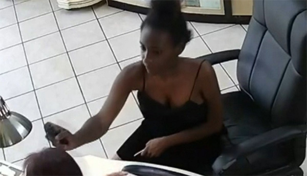 Làm móng xong không muốn trả tiền, nữ khách hàng giở trò ăn quỵt khiến chủ tiệm sốc không kịp phản ứng-3