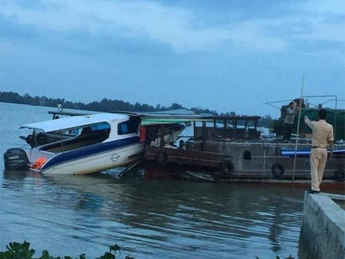 Kinh hoàng ca nô du lịch lao thẳng vào ghe tam bản, 3 người thương vong