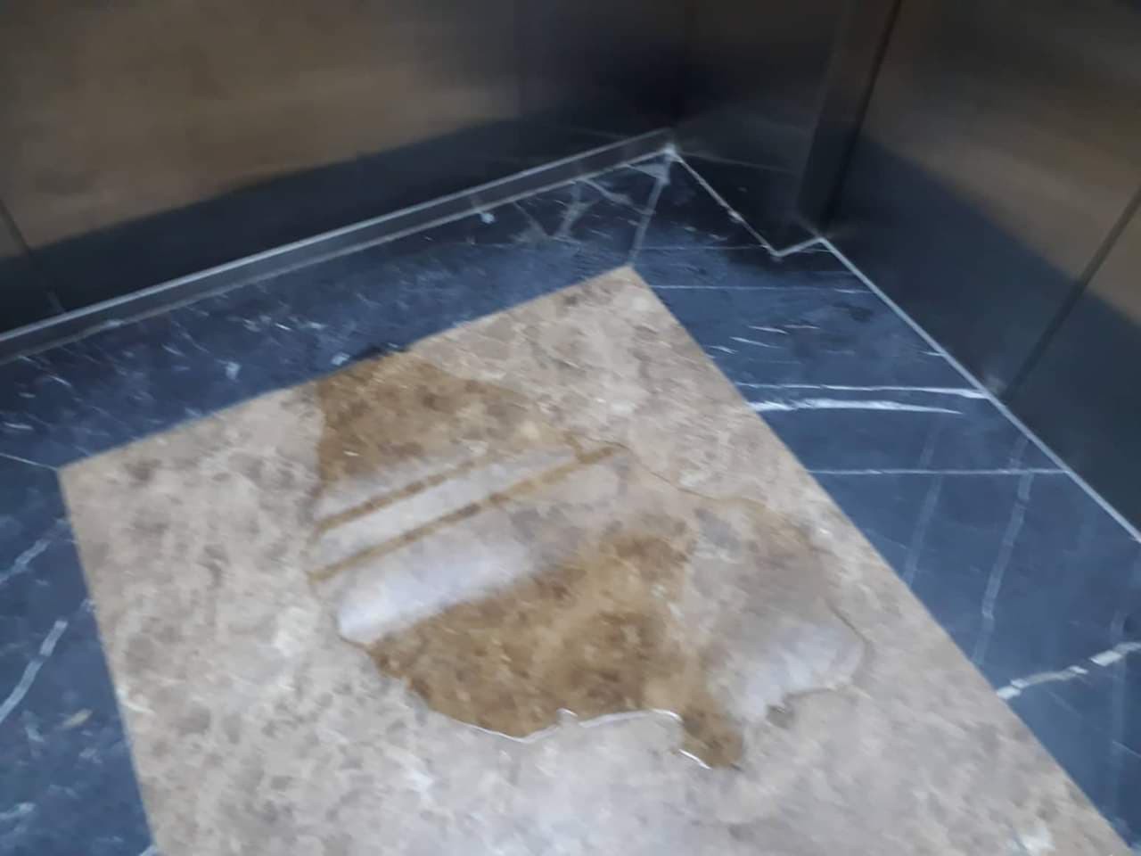 Clip sốc: 2 người phụ nữ nghi dùng mũ bảo hiểm che camera để tiểu bậy ngay trong thang máy chung cư ở Hà Nội-2