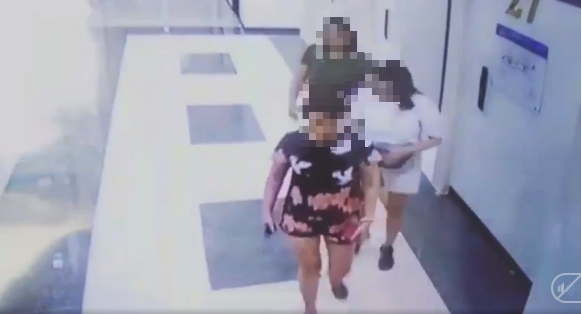 Clip sốc: 2 người phụ nữ nghi dùng mũ bảo hiểm che camera để tiểu bậy ngay trong thang máy chung cư ở Hà Nội-3