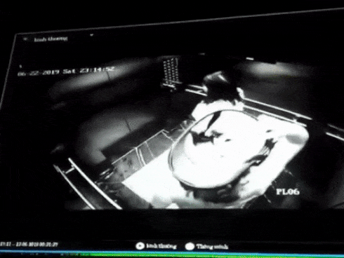 Clip sốc: 2 người phụ nữ nghi dùng mũ bảo hiểm che camera để tiểu bậy ngay trong thang máy chung cư ở Hà Nội