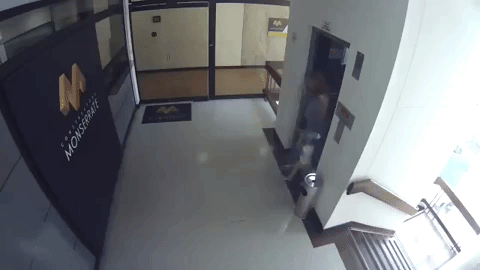 Thót tim cảnh tượng bé gái ngã lan can trước mặt người mẹ đang mải chơi điện thoại, 1 giây bất cẩn là cả đời hối hận-1