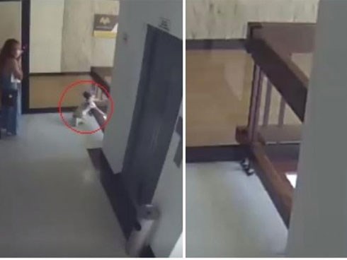 Thót tim cảnh tượng bé gái ngã lan can trước mặt người mẹ đang mải chơi điện thoại, 1 giây bất cẩn là cả đời hối hận