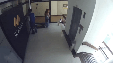 Thót tim cảnh tượng bé gái ngã lan can trước mặt người mẹ đang mải chơi điện thoại, 1 giây bất cẩn là cả đời hối hận-2