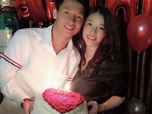 Bùi Tiến Dũng chuẩn bị làm lễ ăn hỏi với bạn gái xinh đẹp, nhưng có một người rất quan trọng lại không thể tham dự