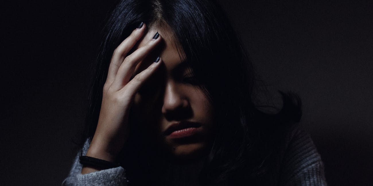 Nhìn người phụ nữ không một mảnh vải che thân đang nép mình sau lưng chồng của bạn thân mà tôi nổi đầy da gà vì kinh hãi-2