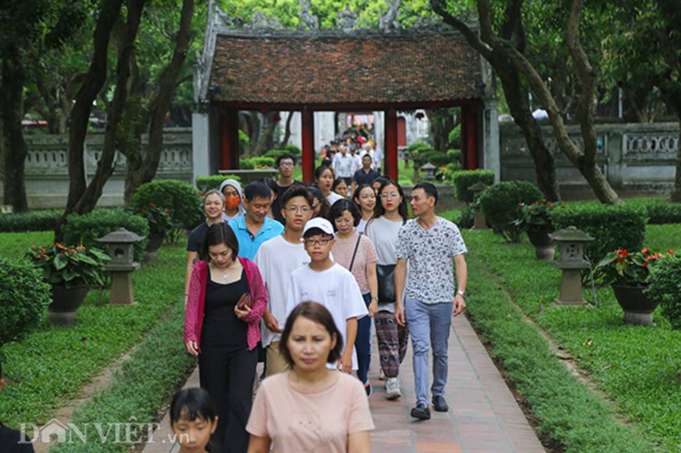 Kỳ thi THPT Quốc gia 2019: Sĩ tử chen nhau thắp hương ở Văn Miếu-1