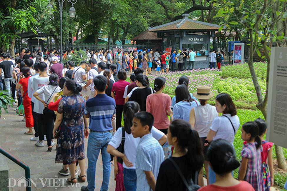 Kỳ thi THPT Quốc gia 2019: Sĩ tử chen nhau thắp hương ở Văn Miếu-2