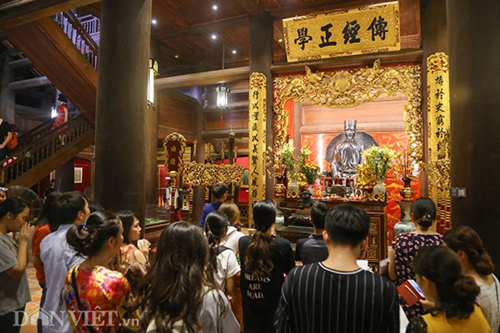 Kỳ thi THPT Quốc gia 2019: Sĩ tử chen nhau thắp hương ở Văn Miếu-3