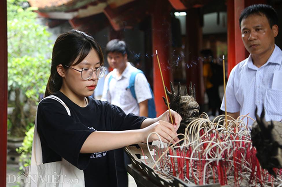 Kỳ thi THPT Quốc gia 2019: Sĩ tử chen nhau thắp hương ở Văn Miếu-4
