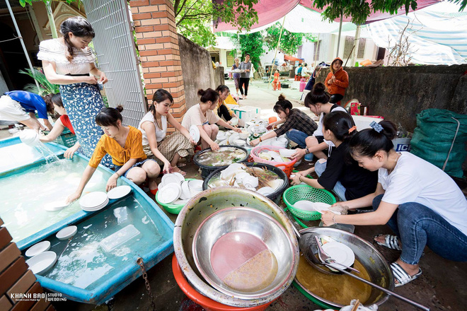 Ăn cưới xong, xắn tay cùng cô dâu rửa cả chục mâm bát: Hội chị em đang gây xôn xao khắp MXH-2
