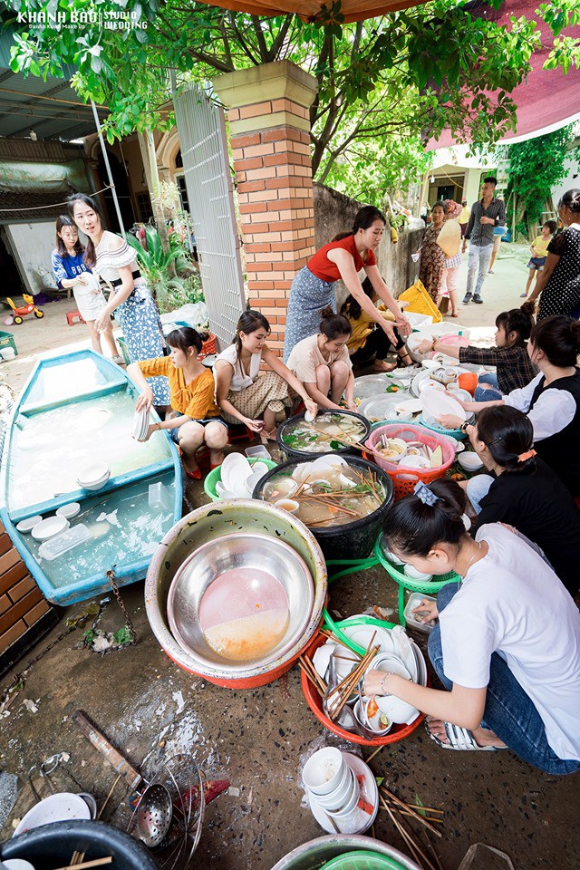 Ăn cưới xong, xắn tay cùng cô dâu rửa cả chục mâm bát: Hội chị em đang gây xôn xao khắp MXH-3