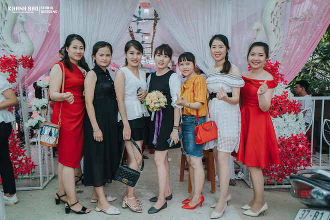 Ăn cưới xong, xắn tay cùng cô dâu rửa cả chục mâm bát: Hội chị em đang gây xôn xao khắp MXH-4