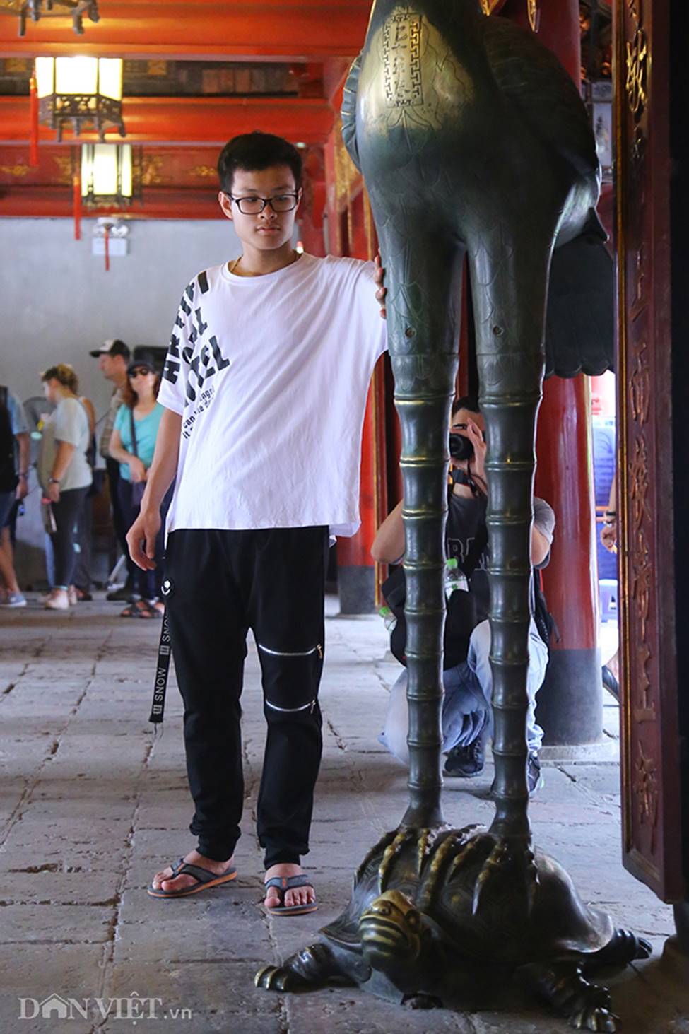 Kỳ thi THPT Quốc gia 2019: Sĩ tử chen nhau thắp hương ở Văn Miếu-10