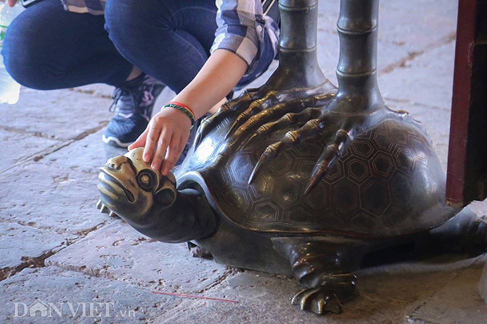 Kỳ thi THPT Quốc gia 2019: Sĩ tử chen nhau thắp hương ở Văn Miếu-11