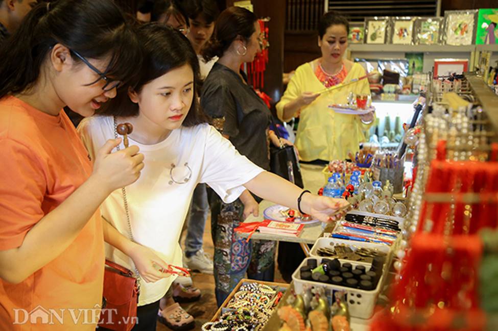 Kỳ thi THPT Quốc gia 2019: Sĩ tử chen nhau thắp hương ở Văn Miếu-12