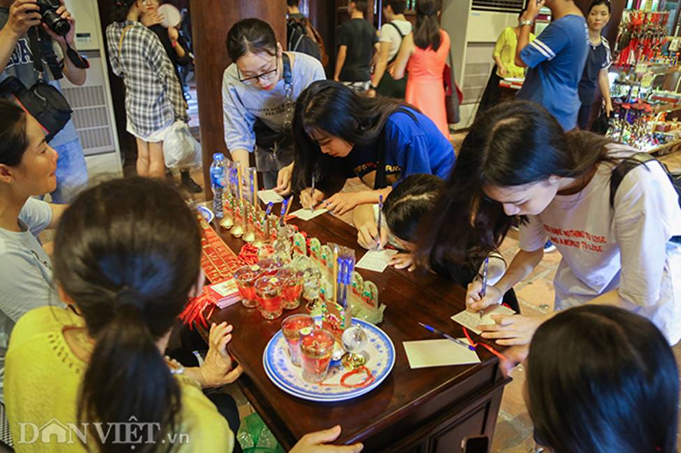 Kỳ thi THPT Quốc gia 2019: Sĩ tử chen nhau thắp hương ở Văn Miếu-13