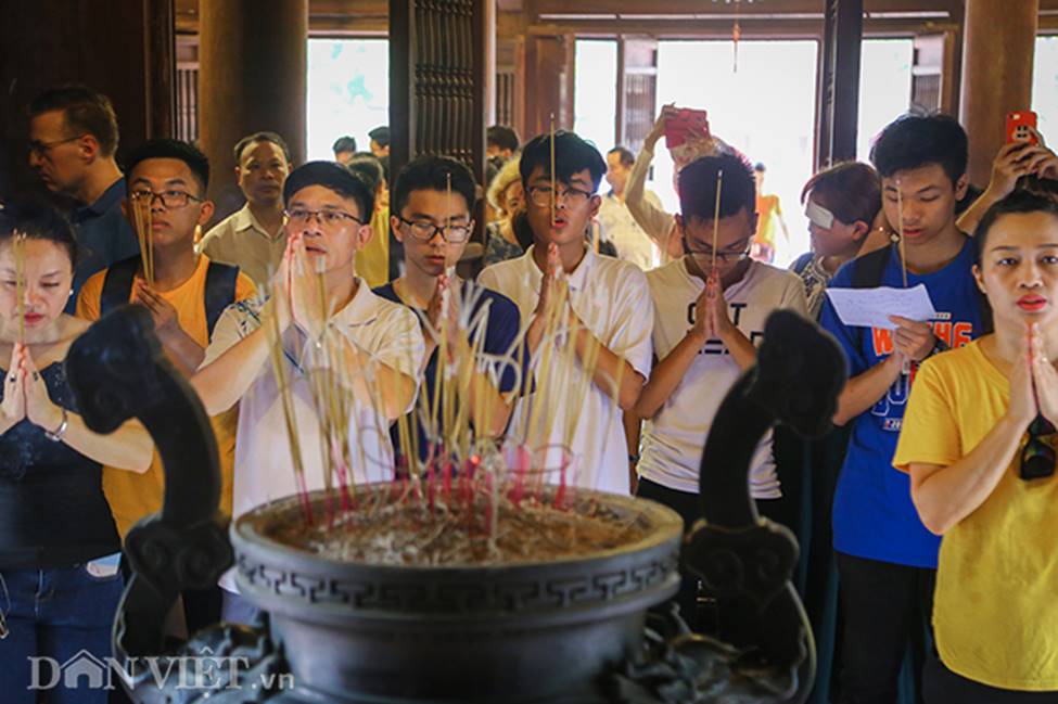 Kỳ thi THPT Quốc gia 2019: Sĩ tử chen nhau thắp hương ở Văn Miếu-5